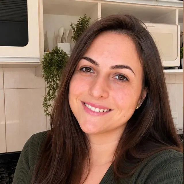 Lara Vencato sorrindo na cozinha